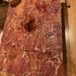 ワインの酒場。ディプント - 生ハムとチョリソーの盛り合わせ¥1480