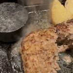 手作りハンバーグ工房Toshi - 溢れる肉汁