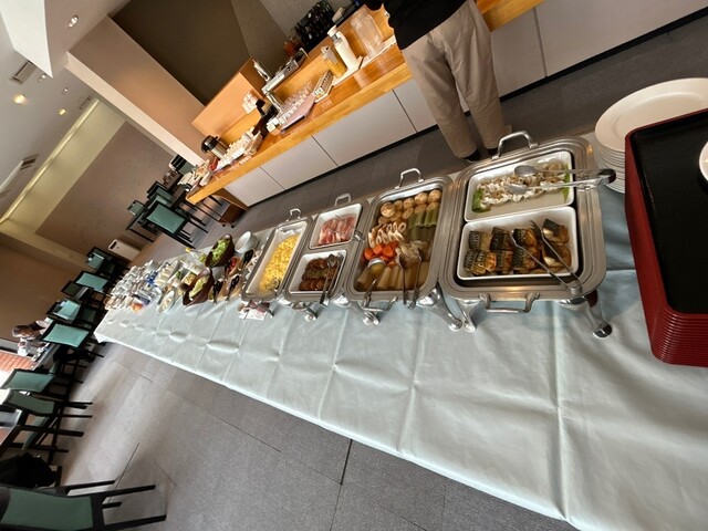 朝食は和洋食バイキング : イーストハーバーホテルの写真