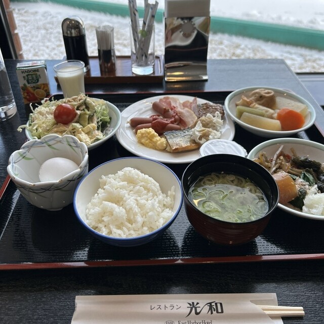 朝食は和洋食バイキング : イーストハーバーホテルの写真