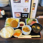 海鮮食堂 黒船屋 - 料理写真:粗挽きメンチカツとちょい刺身定食　2025/7/29