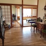 サン カフェ - まんま民家なので靴を脱いで上がります。写真の左右に部屋があって、ホント広いおうちやなぁ〜