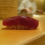 江戸前鮓 すし通 - 赤身のヅケ