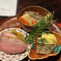 賛否両論 - 先付け3品(鯛の煮浸し・鴨ロースト・アオサと山エノキの出汁巻卵・玉子カステラ)
