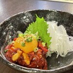 肉系居酒屋 肉十八番屋 - 濃厚で美しい桜ユッケ