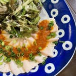 肉系居酒屋 肉十八番屋 - しっとり旨辛ソースが美味しい鶏たたき