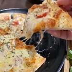 肉系居酒屋 肉十八番屋 - チーズたっぷり、何のピザかはその日のお楽しみ