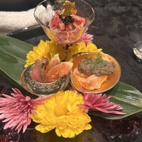 丑花 - 左→お肉といちじくを一緒にソースに絡めて食べると美味しい。上→めちゃくちゃ美味しい。右→サーモンが柔らかくて美味しい。上のソースとの相性抜群