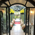 八王子うかい亭 - ガラス製の扉と通路