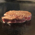 八王子うかい亭 - 5．うかい特選牛サーロインステーキ 80g x2人分（調理中）