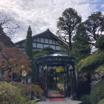 八王子うかい亭 - 建物およびガラス製の扉と通路