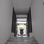 Chon Thai Restaurant - こんな回廊を　奥に　奥に　すすみます