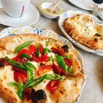 ピッツェリア ナリポ - 万願寺とうがらしとサラミ、クアトロフォルマッジョ