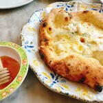 ピッツェリア ナリポ - ハチミツをかける前のクアトロフォルマッジョ