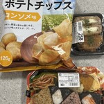 LIFE - 料理写真:ミニ三角おむすび弁当、チーズINメンチカツ、ポテトチップス