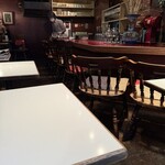 カフェ ドゥー - 過ごしやすく居心地の良いテーブル席。