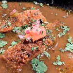 旧ヤム邸 空堀店 - 【国産豚のカツカレー サルサソースがけ】旧ヤム邸のスタンダードカレーで豚カツを楽しめる。