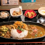 旧ヤム邸 空堀店 - 【左】牛豚キーマ【真ん中】鶏キーマ【右】カツカレー
