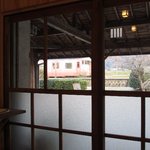 カフェ　マイクアンドシャーリー - 芸備線を通るＪＲが見えました　1時間に1本