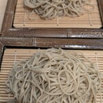 そば 耕作 - 手前が九割蕎麦
      奥が十割蕎麦
      少しだけ、色も違う