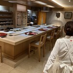 喰切料理 八方 - 吉野檜の広がるカウンター