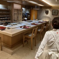 喰切料理 八方 - 吉野檜の広がるカウンター