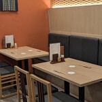 そば 耕作 - カウンターと、テーブル３席