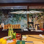 鮨いの上 - 天井の扇が窓ガラスに　外の庭とマッチ◎