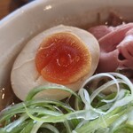 純米濃厚味噌ラーメンばんがり - 半割味玉