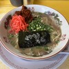 とんこつラーメン よかろうもん - ラーメン　紅生姜と辛子高菜のせ