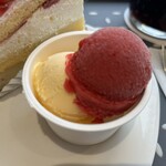 KARIN - ソルベですが、めっちゃバニラは濃厚でフランボワーズはさっぱり。ナイスチョイス自分！笑