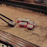 囲炉裏 吟 - 炭を置いてくれます。