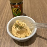 横町カフェ - 山椒七味を振りかけると、なんと！