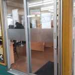 駅そば そば・うどん八起家 - ココは段差がデカいけど、普通の大人なら普通にまたげますか