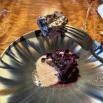 レストラン ナズ - 凝縮した燻製をかけたセミドライな感じの旨味感たっぷりのビーツ。真ん中の層は東御市の生ぐるみで作ったアイスクリーム、一番上の層に切り干し大根をイメージして作った切り干しビーツ