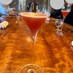 レストラン ナズ - アルコールを飛ばした赤ワインに5〜6種類の日本のハーブやらスパイスを煮出して、そこに生のザクロジュースをスパークリングにした一杯