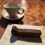 レストラン ナズ - ヘーゼルナッツと玉子とバターのみで作った焼き菓子