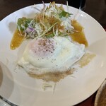 ごはんや 竹膳 - 目玉焼き&付け合わせサラダ(ドレッシングが美味しかったです)