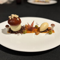 ラ ターブル ドゥ ジョエル・ロブション - 林檎のキャラメリゼとフロマージュブランのムースを森のキノコに見立てて