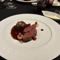 ラ ターブル ドゥ ジョエル・ロブション - エゾ鹿のポワレと牛蒡のガトー仕立てをポワヴラードソースで