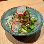 鳥いち - 香味野菜と鳥もも肉のたたきのサラダ　水菜やラディッシュなどの野菜サラダはもっと欲しい