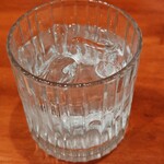 釣りあじ食堂 - 焼酎・三岳、ロック。焼酎もさることながら氷も良い
