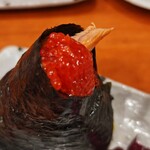 釣りあじ食堂 - おにぎり（すじこ＆鮭）580円。具は中にも入って、たっぷり。