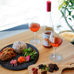 CAFE & WINE BAR WIM - 漢堡排拼盤・巧克力與乾果