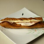 ブーランジェリー セイジアサクラ - 黄金色のバゲットジャンボンブール