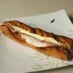 ブーランジェリー セイジアサクラ - 黄金色のバゲットジャンボンブール