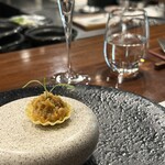 虎峰 - 蟹とシュウマイの皮をタルトにみたてたもの