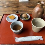 海潮路 - 小上がりに座るとすくにお茶、出し汁などが来ました。