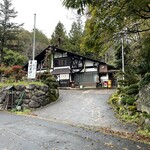 海潮路 - 駐車場から店舗を望む