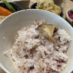 ココトマ カフェ - ご飯の上に乗せた肉厚の椎茸の煮物